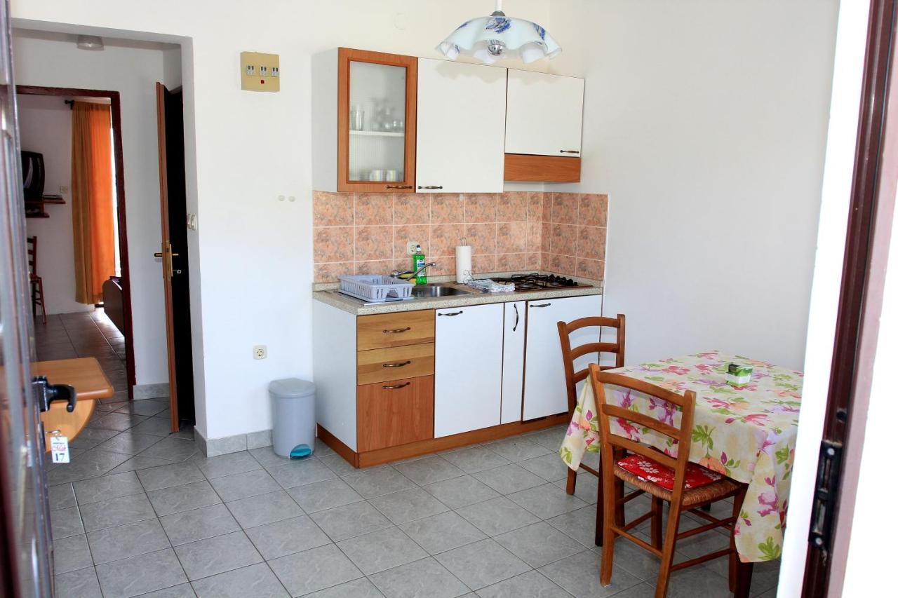 Apartments By The Sea Mandre, Pag - 8655 Kolan Exterior foto